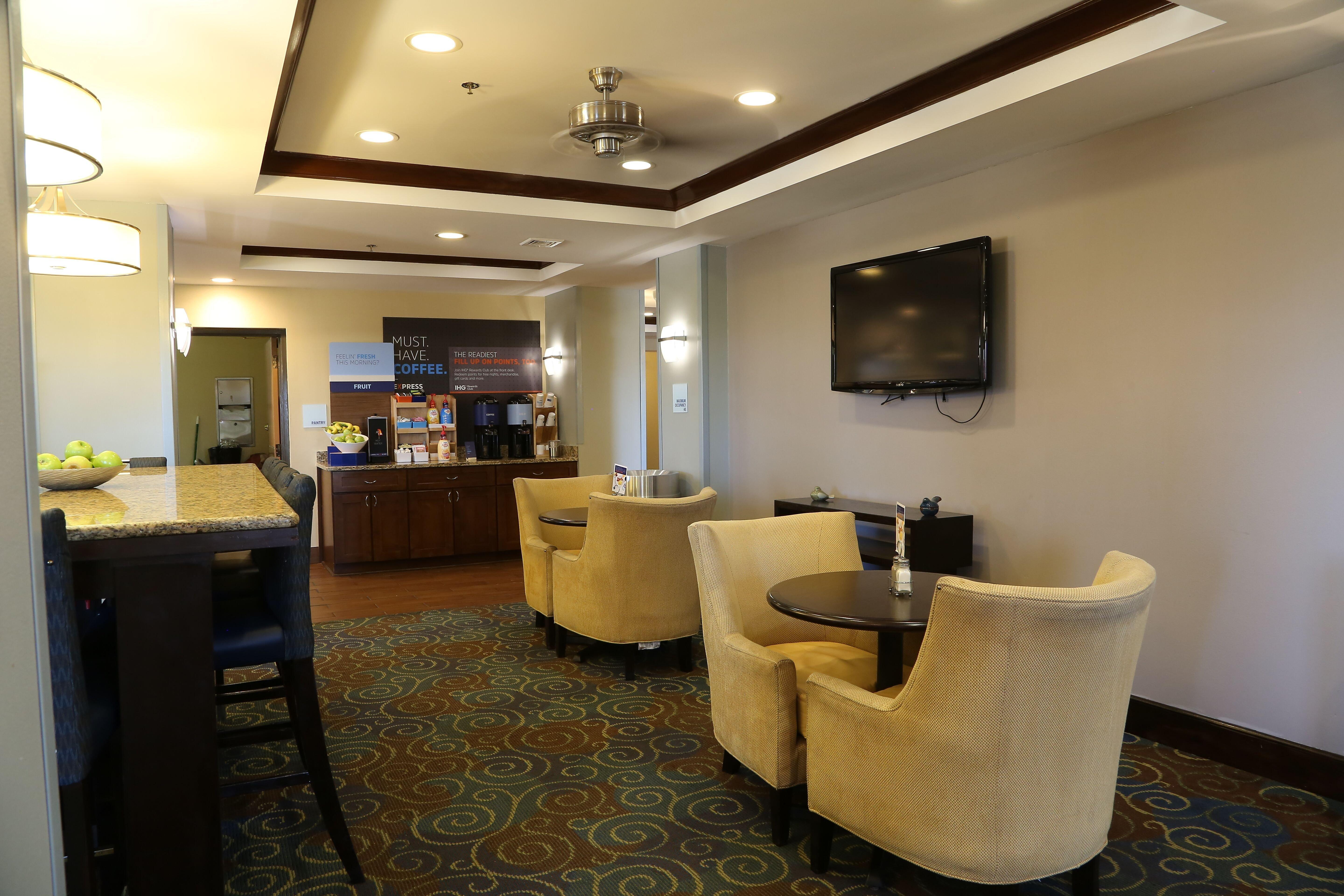 Holiday Inn Express Hotel & Suites Cleveland - Ms By Ihg Екстериор снимка