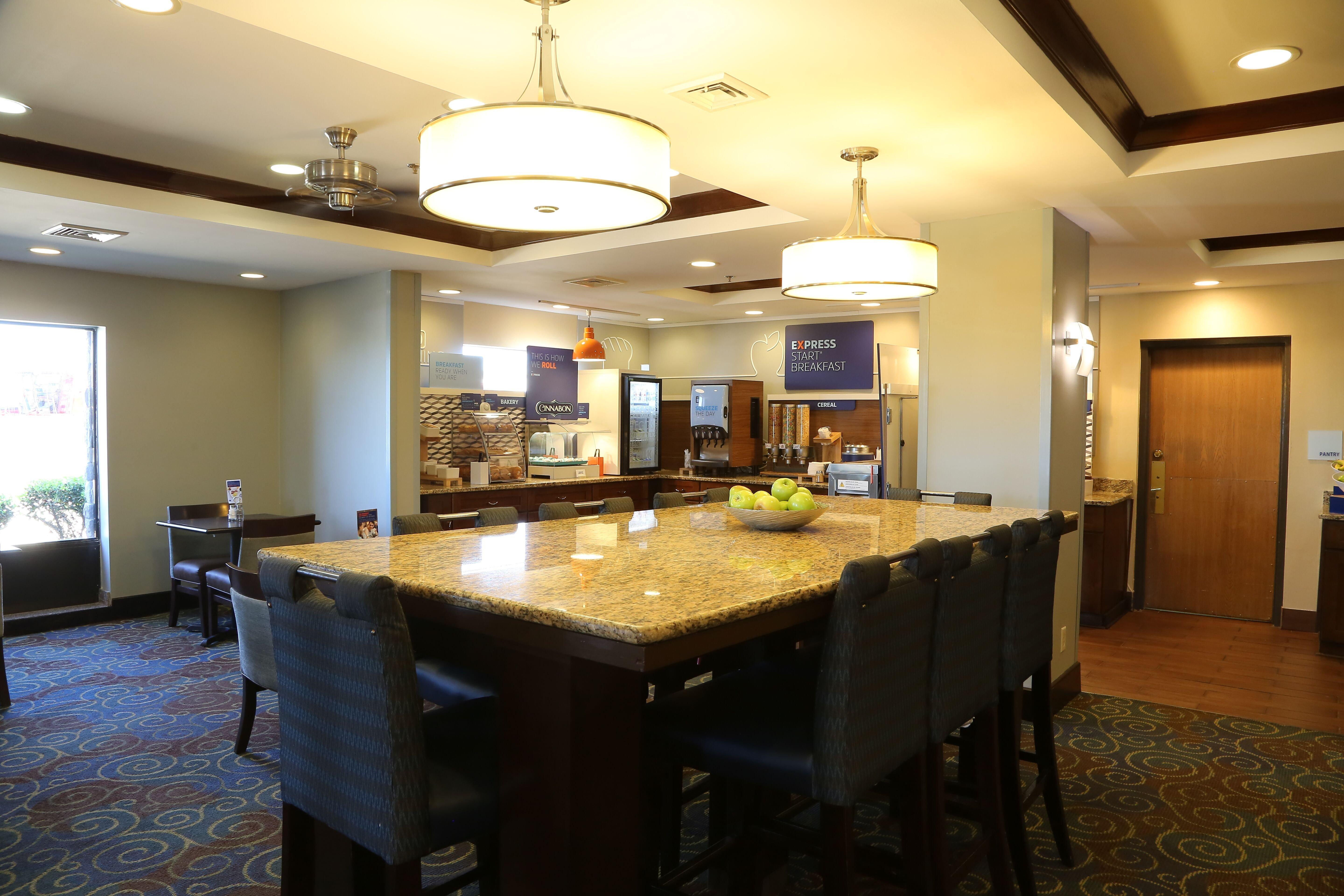 Holiday Inn Express Hotel & Suites Cleveland - Ms By Ihg Екстериор снимка