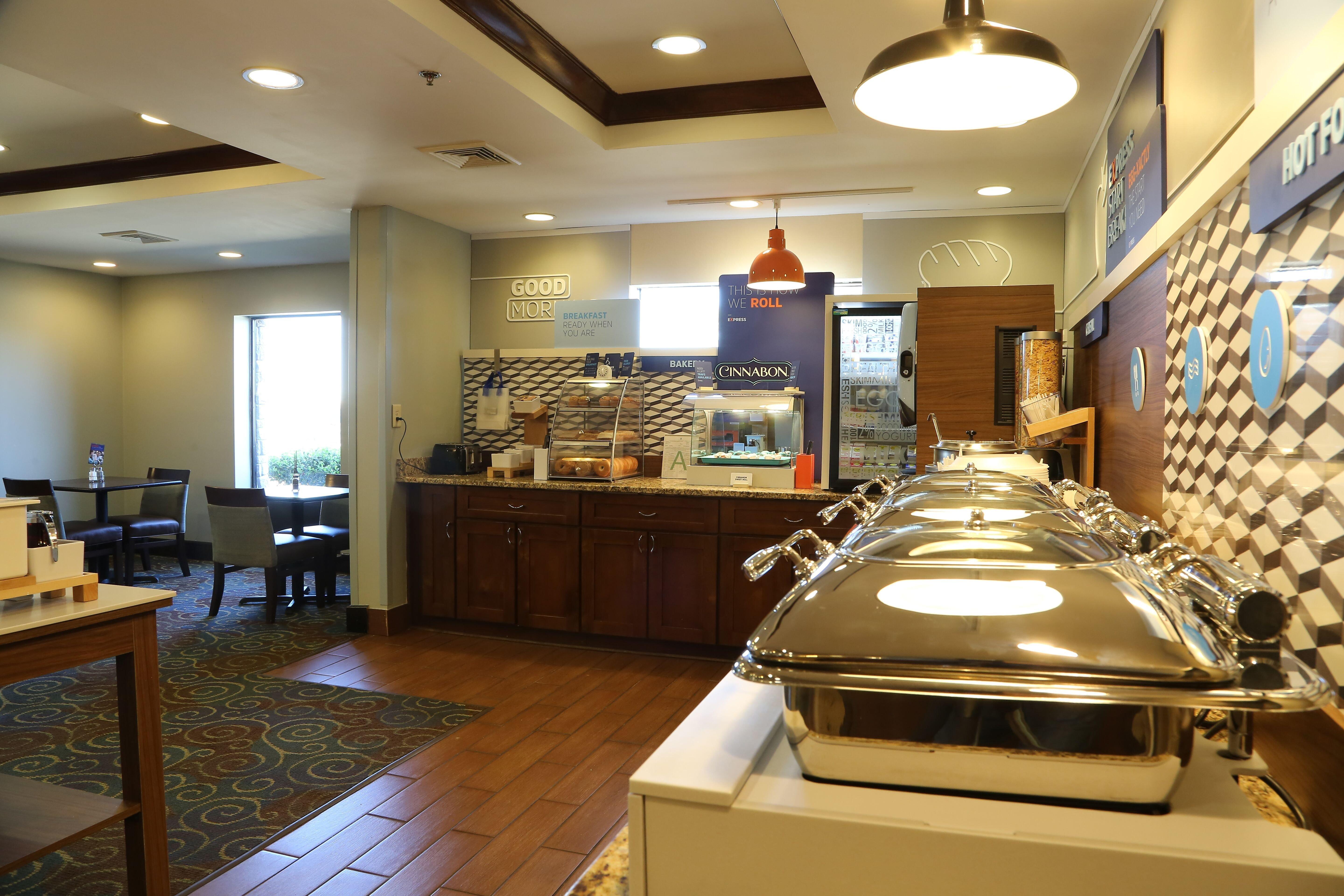Holiday Inn Express Hotel & Suites Cleveland - Ms By Ihg Екстериор снимка