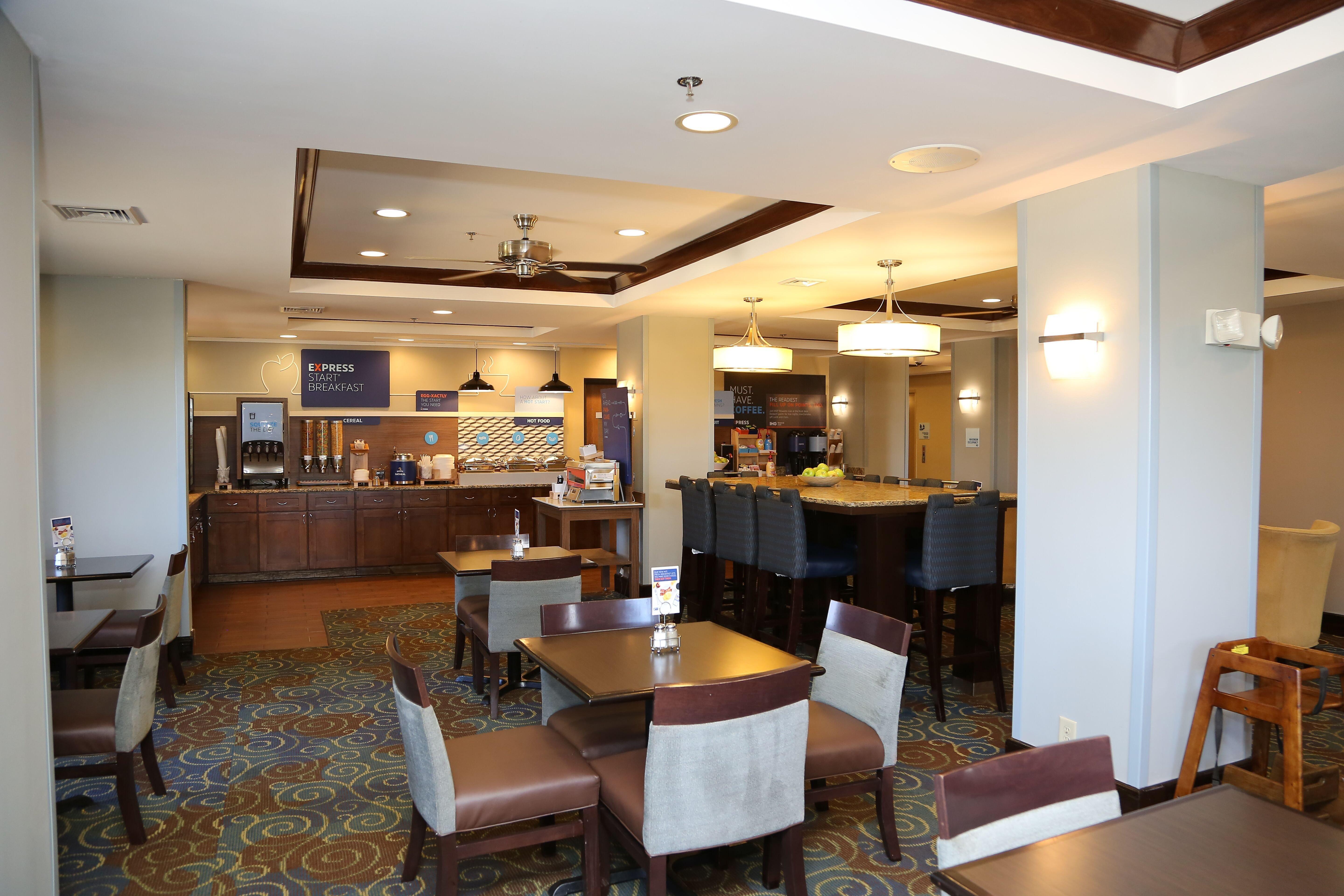 Holiday Inn Express Hotel & Suites Cleveland - Ms By Ihg Екстериор снимка
