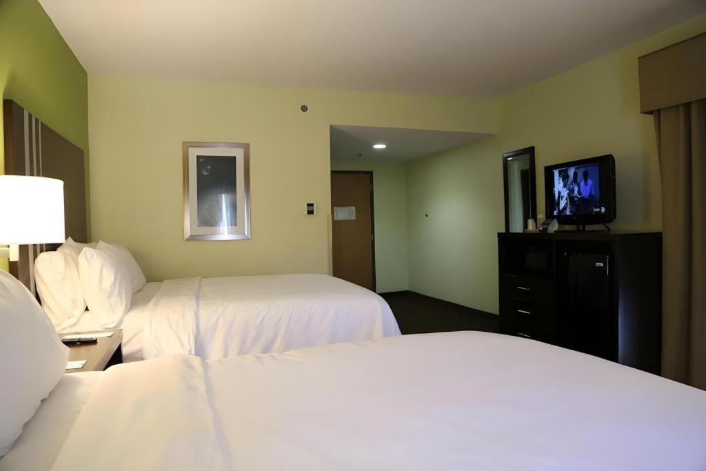 Holiday Inn Express Hotel & Suites Cleveland - Ms By Ihg Екстериор снимка