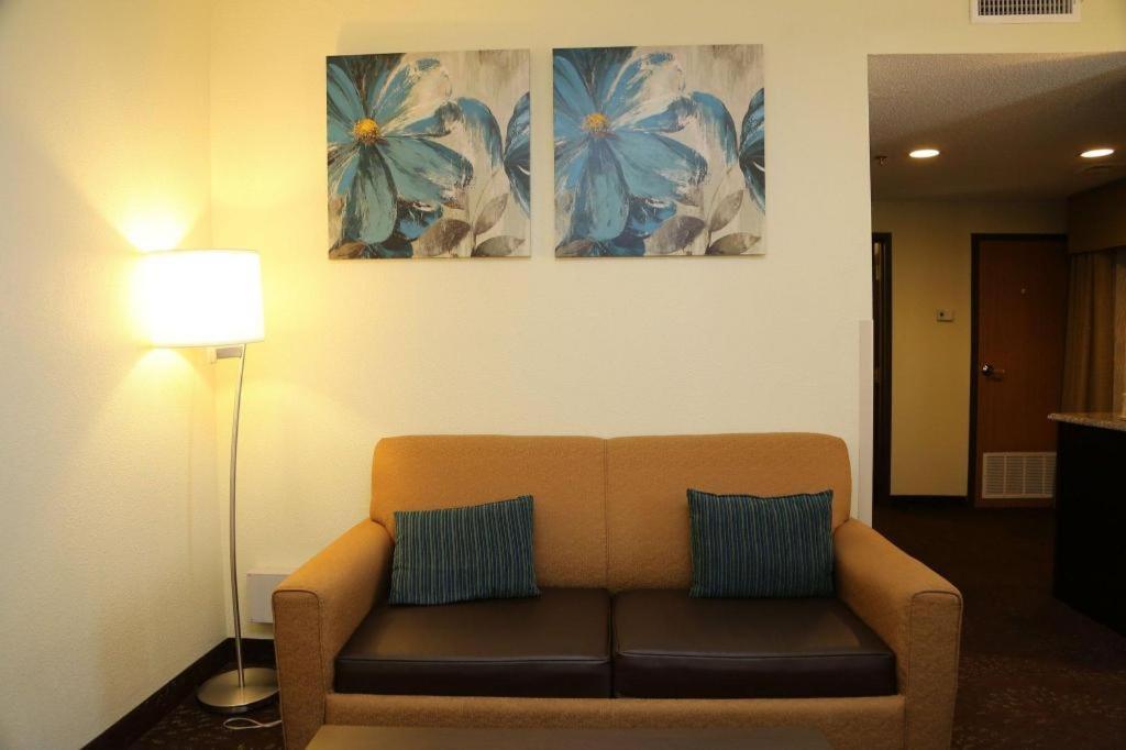 Holiday Inn Express Hotel & Suites Cleveland - Ms By Ihg Екстериор снимка
