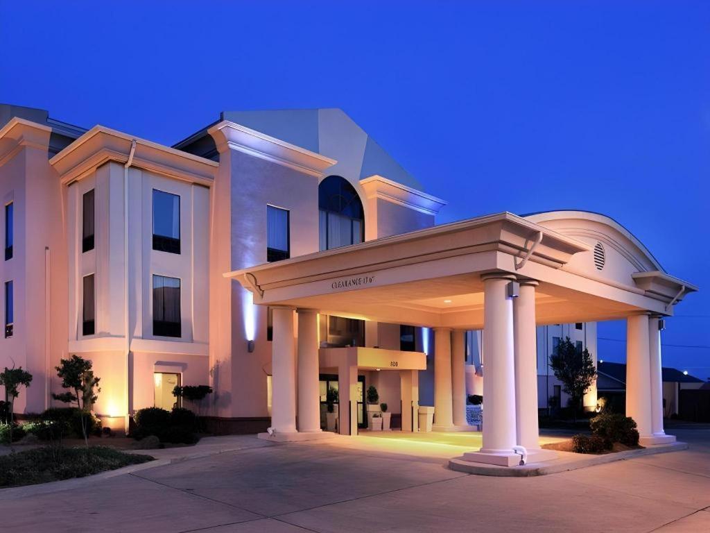 Holiday Inn Express Hotel & Suites Cleveland - Ms By Ihg Екстериор снимка