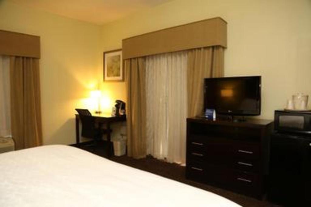 Holiday Inn Express Hotel & Suites Cleveland - Ms By Ihg Екстериор снимка