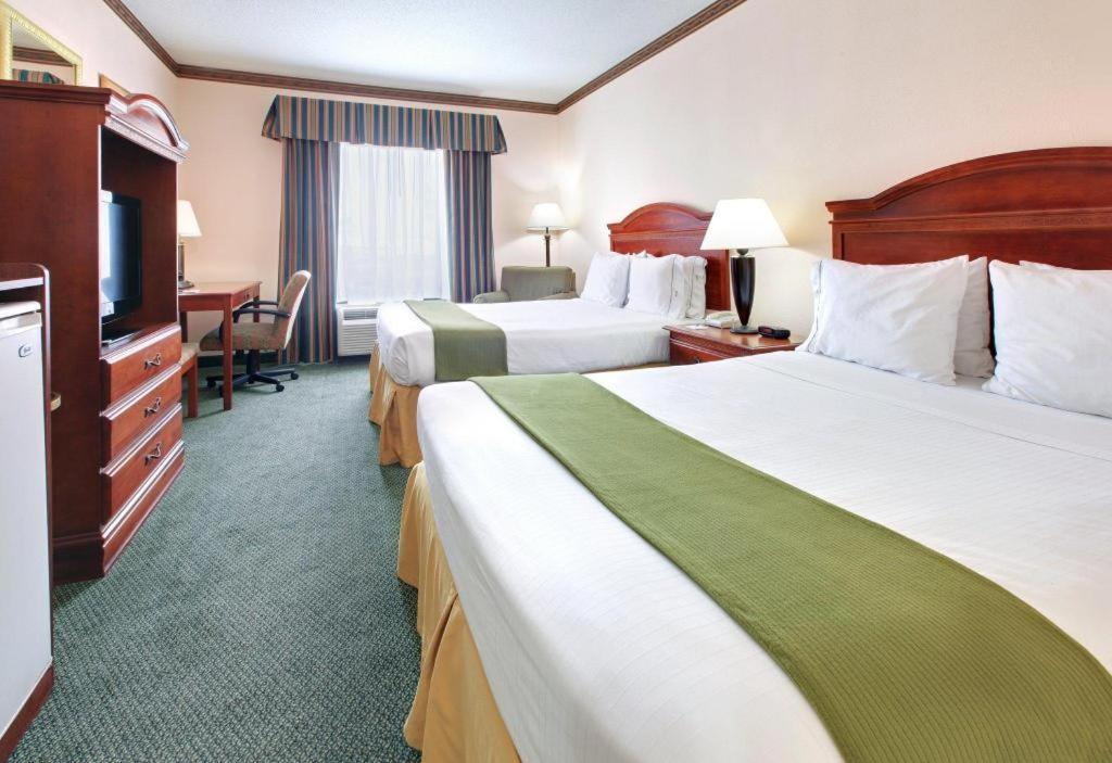 Holiday Inn Express Hotel & Suites Cleveland - Ms By Ihg Екстериор снимка