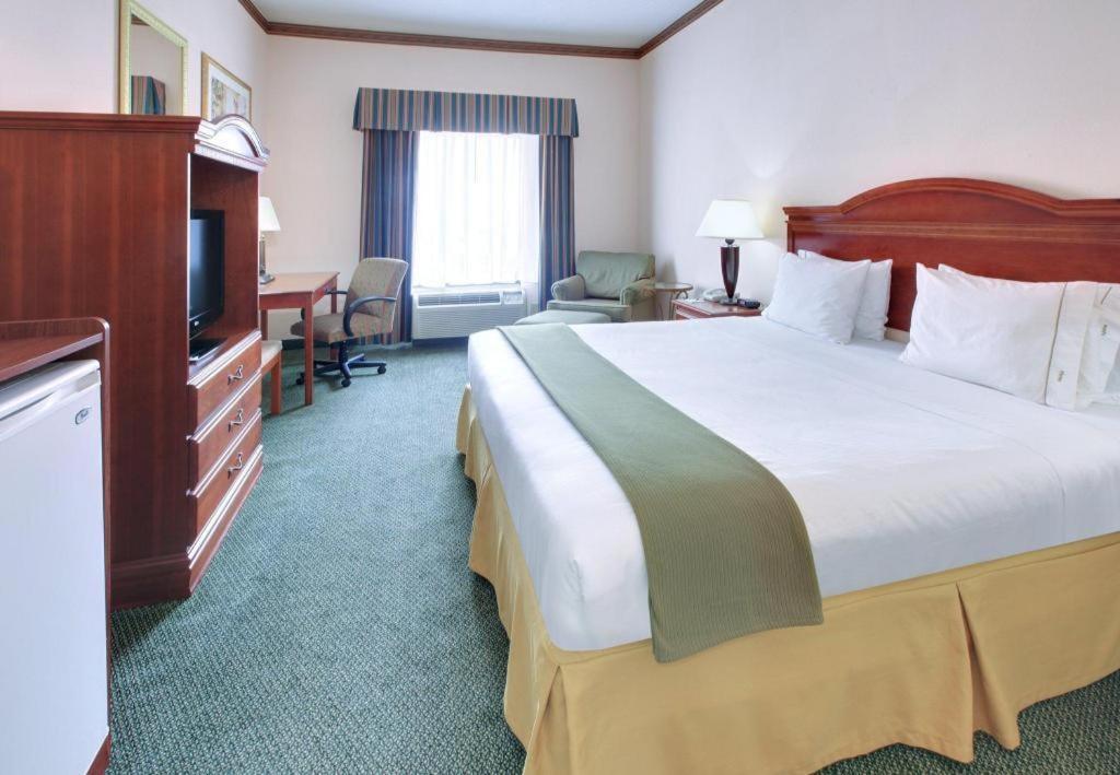 Holiday Inn Express Hotel & Suites Cleveland - Ms By Ihg Екстериор снимка