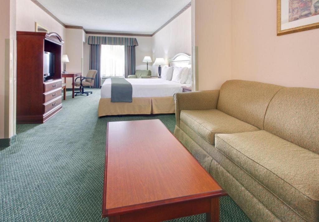 Holiday Inn Express Hotel & Suites Cleveland - Ms By Ihg Екстериор снимка