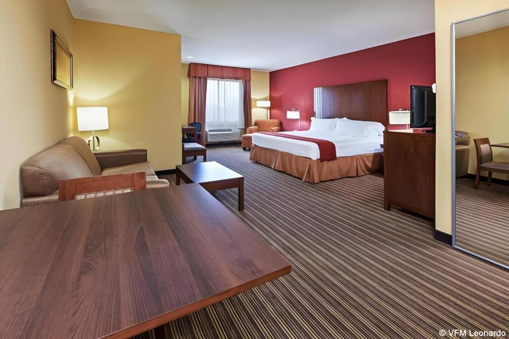 Holiday Inn Express Hotel & Suites Cleveland - Ms By Ihg Екстериор снимка