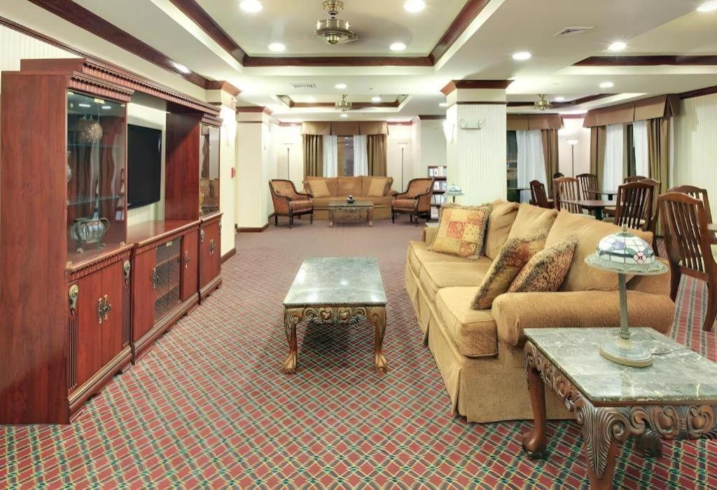 Holiday Inn Express Hotel & Suites Cleveland - Ms By Ihg Екстериор снимка