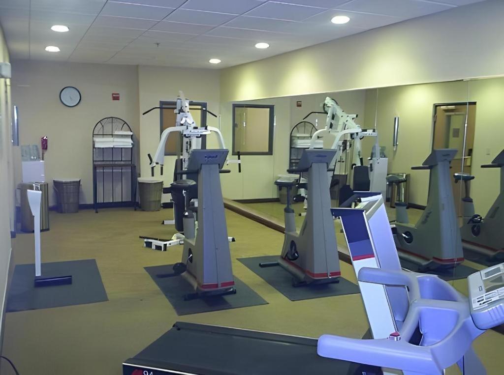 Holiday Inn Express Hotel & Suites Cleveland - Ms By Ihg Екстериор снимка